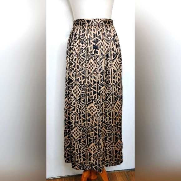 OYSTER AND BLACK GEOMETRIC SKIRT - Picture 1 of 8